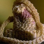 Scultura di preservativi di Adriana Bertini
