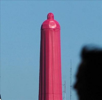 AIDS: il condom gigante a Buenos Aires