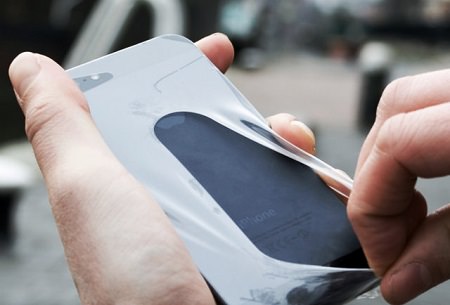 Il cellulare impermeabile? Col condom