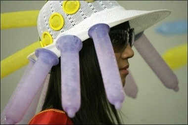 Cina: condom come elastici per capelli