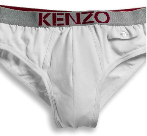 modelli kenzo sfilano con slip porta condom