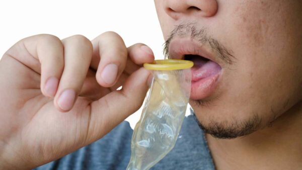 come mettere preservativo con la bocca