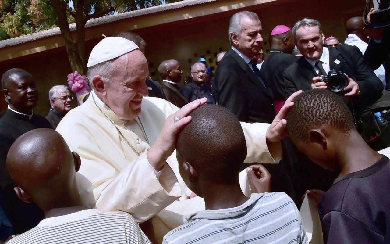 papa francesco a favore del preservativo