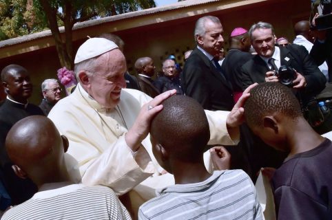 papa francesco a favore del preservativo