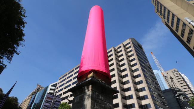 condom gigante simbolo lotta all'aids