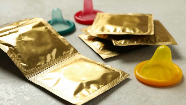 2023 distribuzione preservativi gratis Macron