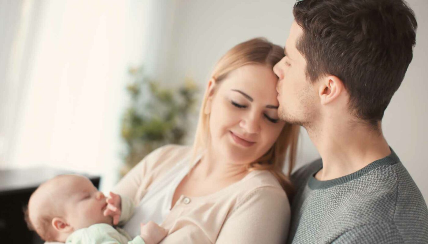 Guida per neo-genitori sul riscoprire l'intimità e la connessione di coppia dopo la nascita di un figlio.